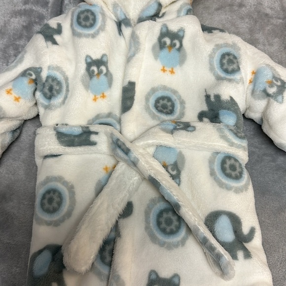Blankets & Beyone - NWOT - double  layer plush baby robe. Size 12 months + - Picture 2 of 5